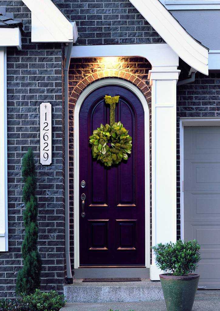 Как украсить входную дверь к Новому году