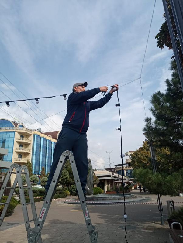 Монтаж гирлянды Белт-лайт на трос с равномерным креплением пластиковыми клипсами