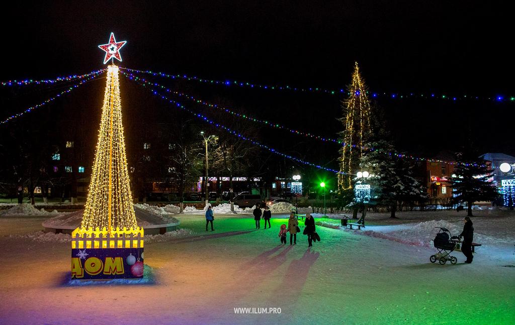 Светодиодная ёлка Конус на городской площади с праздничным оформлением и иллюминацией для новогоднего украшения улиц