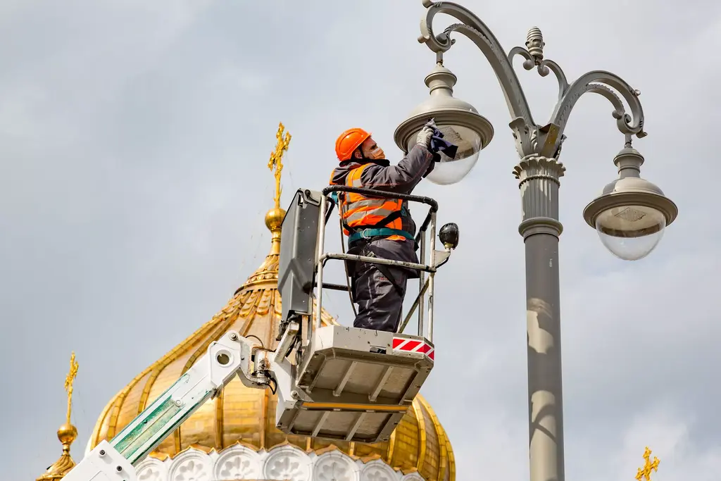 Профессиональное обслуживание уличного освещения с использованием специального оборудования