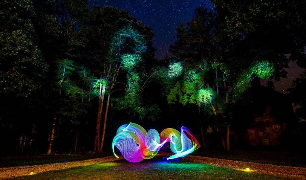 Экологичные материалы для светодиодных декораций: оцинкованная сталь, безопасные светодиоды, долговечные компоненты