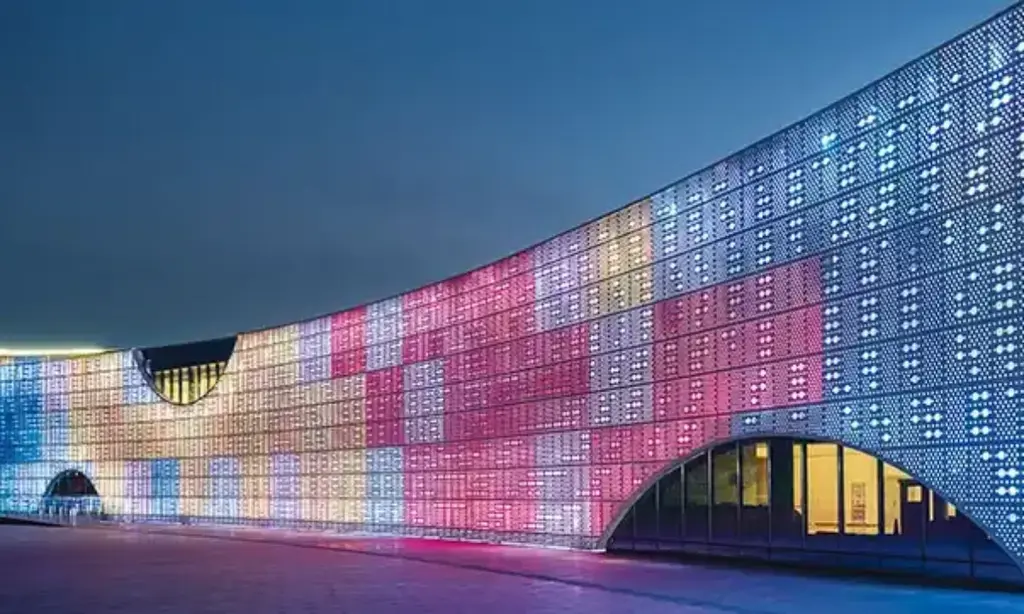 Светодиодное освещение фасада здания с использованием гирлянд-дождей для архитектурной подсветки