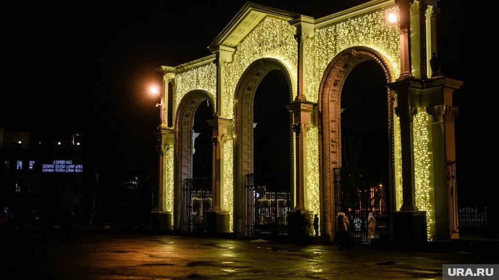 Фестиваль гигантских фонарей в парке Маяковского в Екатеринбурге: яркие световые инсталляции сказочных персонажей и мифологических существ