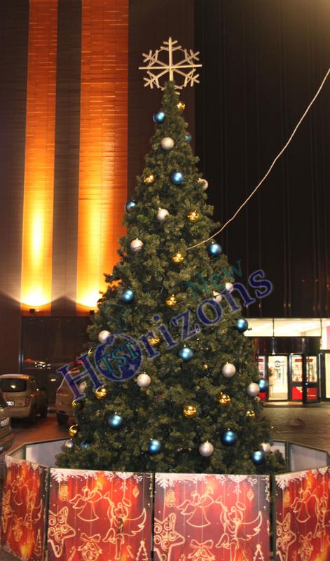 Профессиональная установка светодиодных ёлок Конус на металлическом каркасе с монтажом и фиксацией конструкции