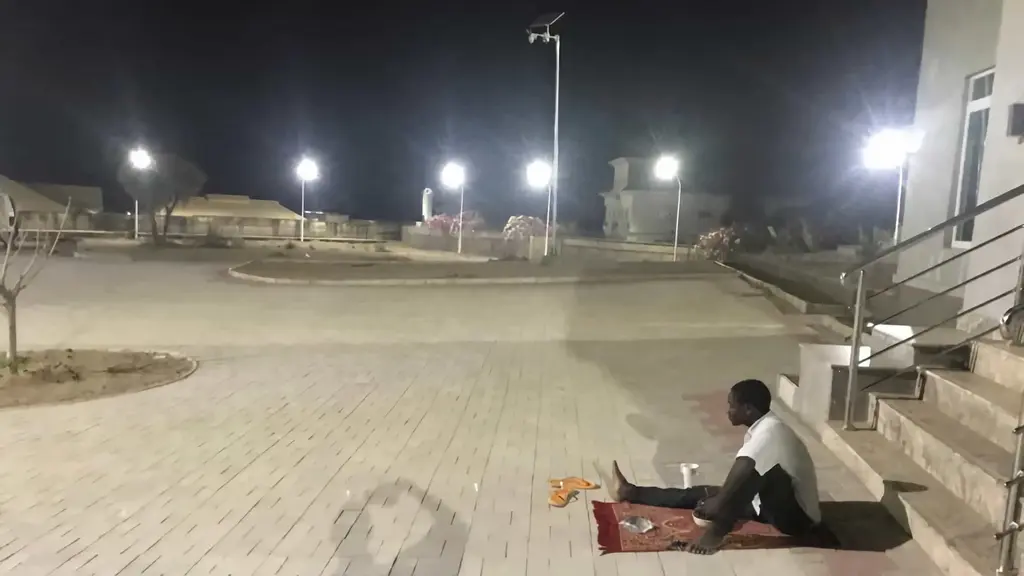 Современное уличное освещение территории жилого комплекса с использованием энергоэффективных светодиодных светильников