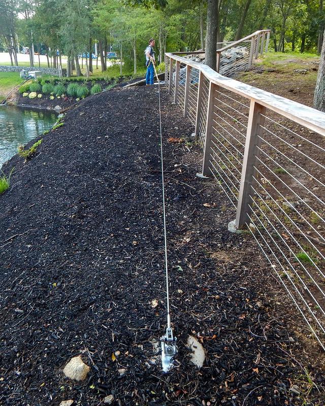 Профессиональная прокладка защищенных кабелей для светодиодных гирлянд в парковой зоне