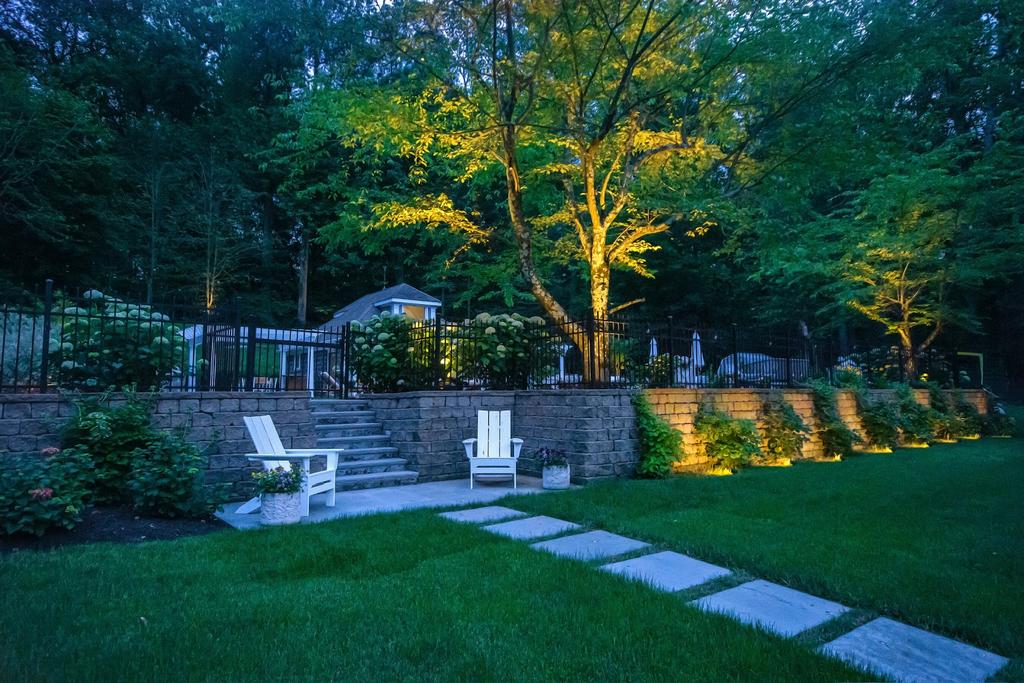 Гармоничная интеграция освещения в ландшафт загородного участка с подсветкой дорожек и архитектурных элементов