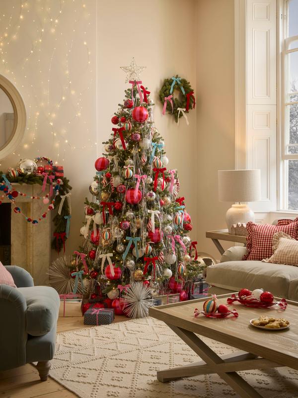 Модные цветовые схемы новогодних украшений 2025-2026: бело-золотая симфония, классическая триада, романтический контраст