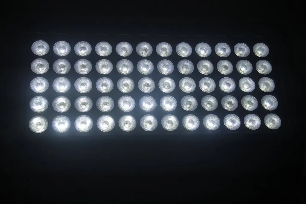 Масштабный проект уличного светодиодного освещения в китайском городе с цветными RGBW светильниками