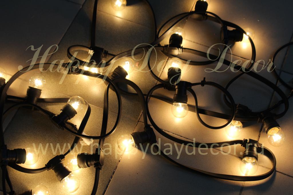 Процесс монтажа белт лайта на фасаде загородного дома, демонстрация установки уличной гирлянды с патронами E27