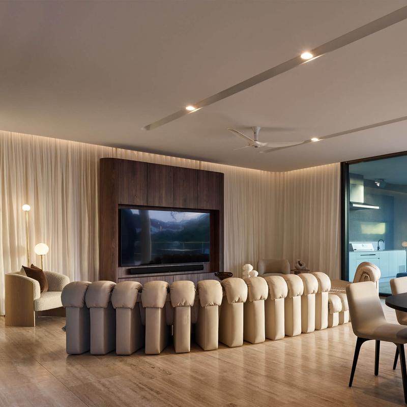 Акцентное освещение архитектурных элементов фасада загородного дома с выделением декоративных деталей