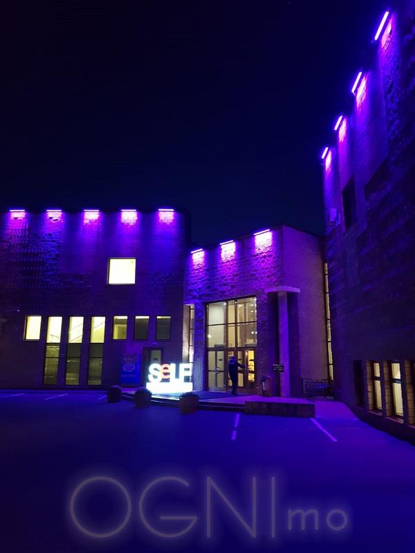 Профессиональное планирование световых линий на фасаде с использованием архитектурных фонарей направленного света