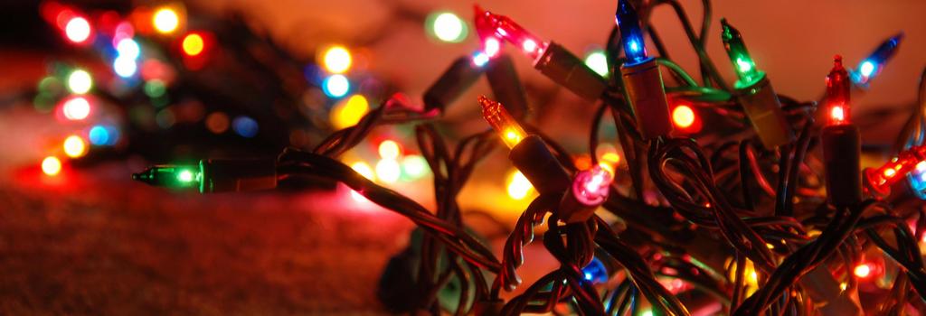 Эволюция гирлянд от рождественских свечей до современных светодиодных ретро моделей, показывающая историческое развитие декоративного освещения