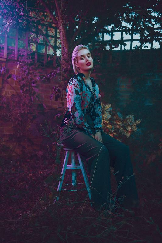 Уличная фотосъёмка с использованием цветных гелей для создания праздничной атмосферы