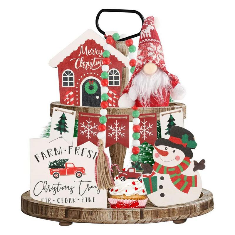 Многоуровневая композиция с рождественским гномом на подносе с бусинами разной высоты