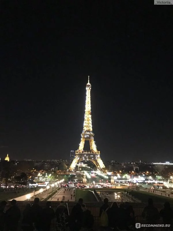 Эйфелева башня в Париже с вечерней архитектурной подсветкой и знаменитым мерцанием