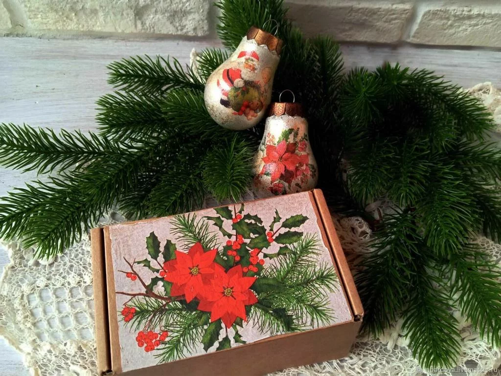 Елочные игрушки в стиле апсайкл из переработанных материалов с натуральными текстурами