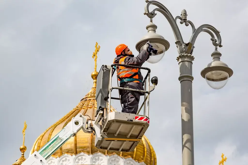 Обслуживание паркового освещения Профессиональное обслуживание уличного освещения с использованием специального оборудования