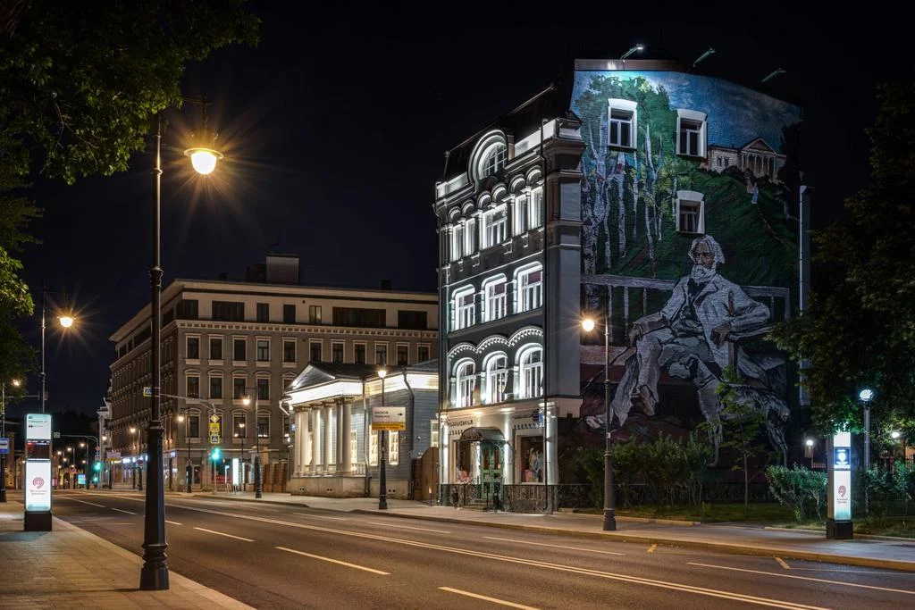 Архитектурно-художественная подсветка исторического здания с акцентом на фасадные элементы и декоративные детали