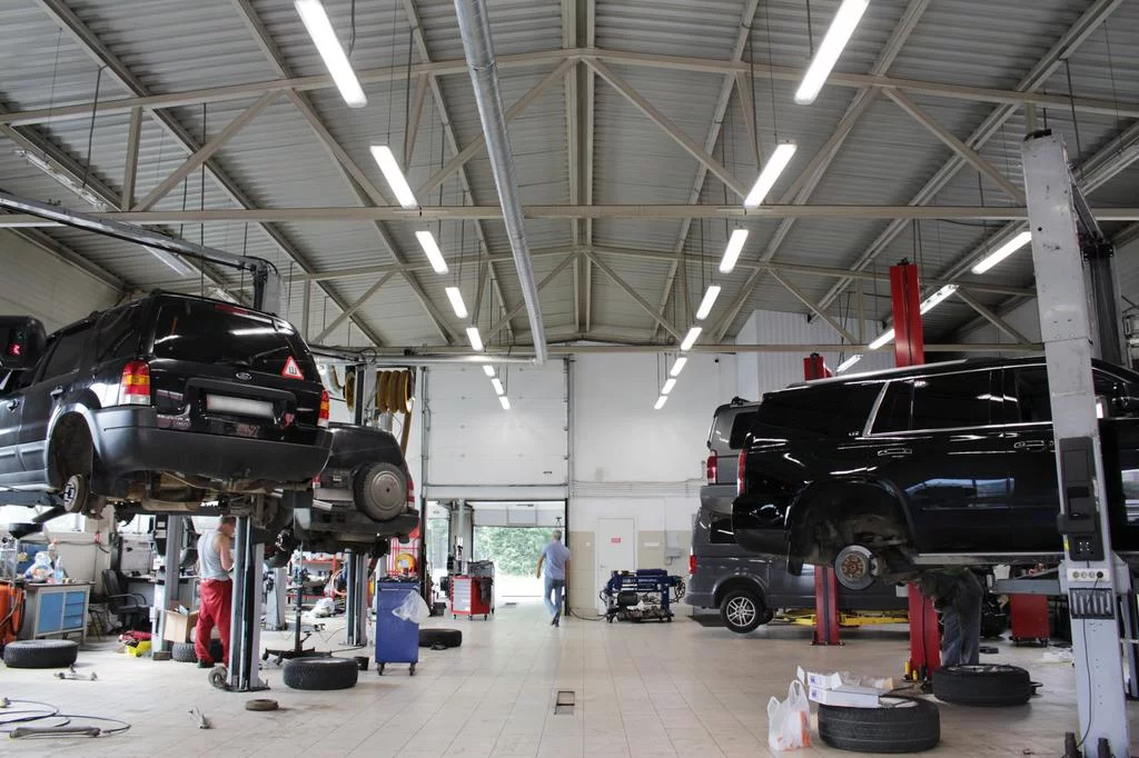 Профессиональное освещение автосервиса с современными светодиодными светильниками для качественного ремонта автомобилей