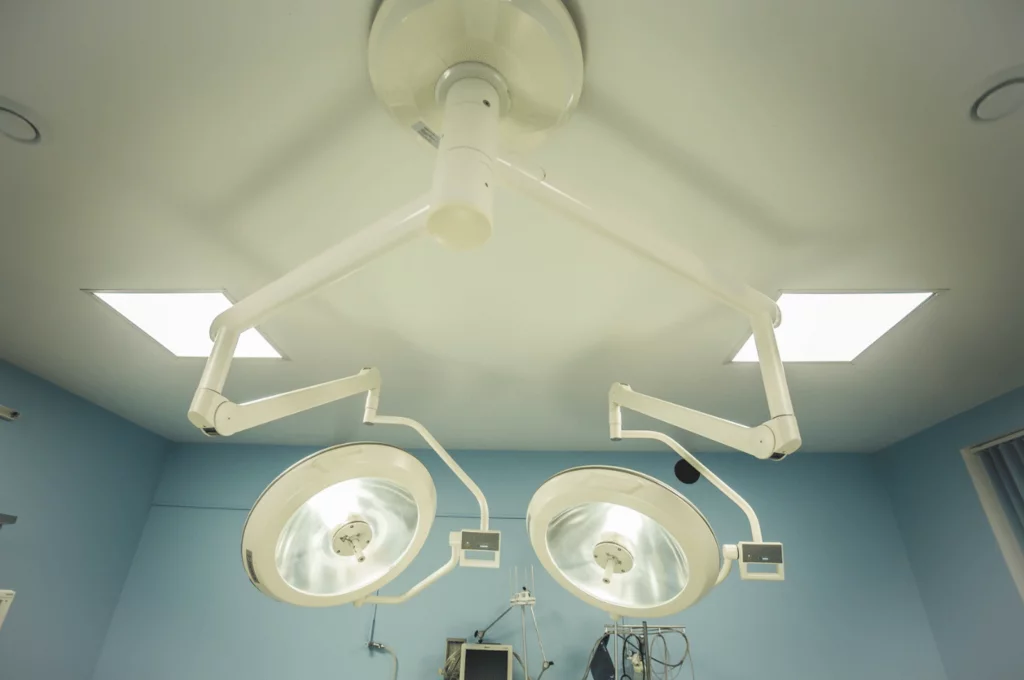 Эволюция хирургического освещения от первых ламп накаливания до современных светодиодных систем в операционных