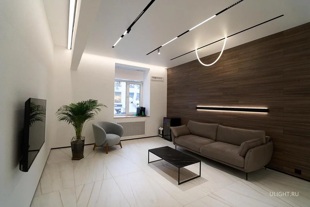 Современное общее освещение в жилом интерьере с потолочными светильниками и люстрой
