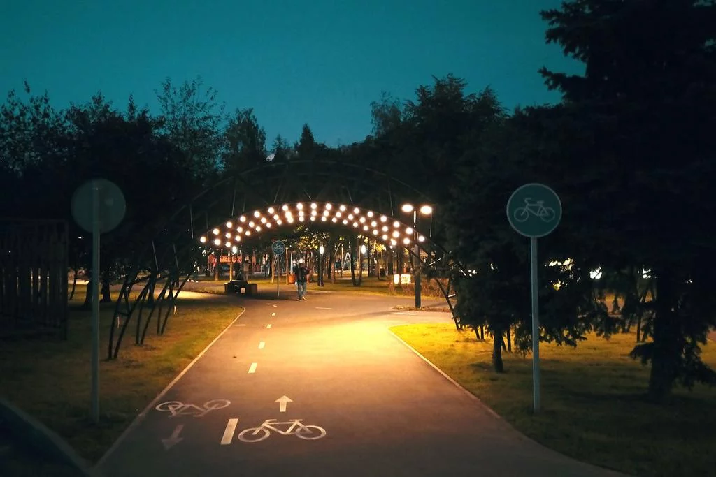 Современное светодиодное освещение парков Подмосковья с равномерным распределением света вдоль аллей и архитектурной подсветкой