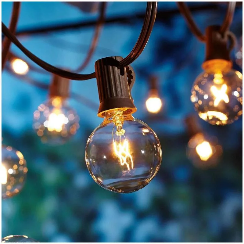 Уличная ретро гирлянда из лампочек в винтажном стиле, создающая атмосферу уюта и ностальгии на открытом пространстве