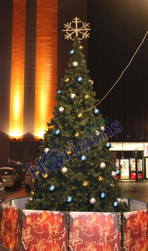 Профессиональная установка светодиодных ёлок Конус на металлическом каркасе с монтажом и фиксацией конструкции