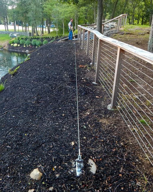 Профессиональная прокладка защищенных кабелей для светодиодных гирлянд в парковой зоне