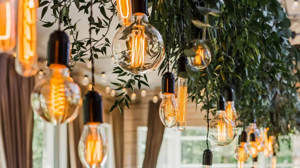 Ретро гирлянды в современном декоре кафе и ресторанов, создающие уютную атмосферу европейских городских праздников