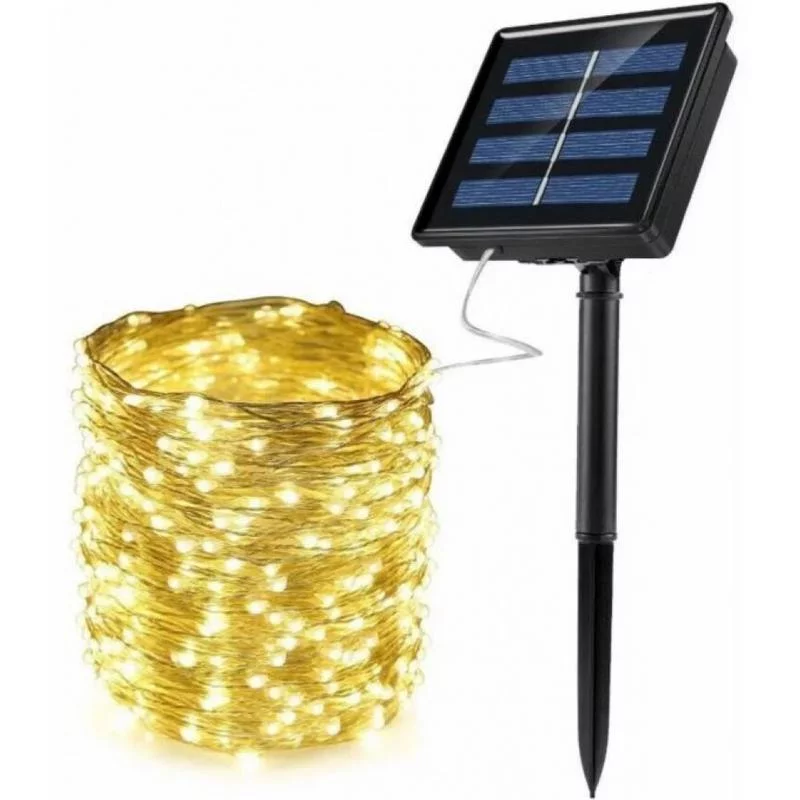 Пример готового украшения уличной елки с гирляндой на солнечной батарее в зимнем оформлении