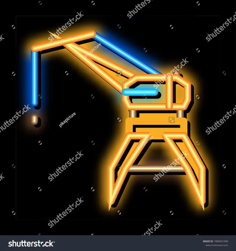 Неоновая подсветка башенного крана Неоновая подсветка башенного крана с яркими цветными трубками, создающая эффектное визуальное оформление конструкции в ночное время