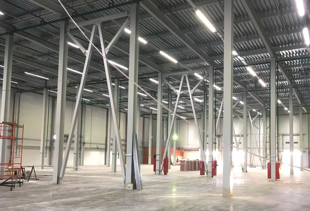Освещение распределительного центра Проект освещения распределительного центра с высокими потолками и равномерным распределением светильников