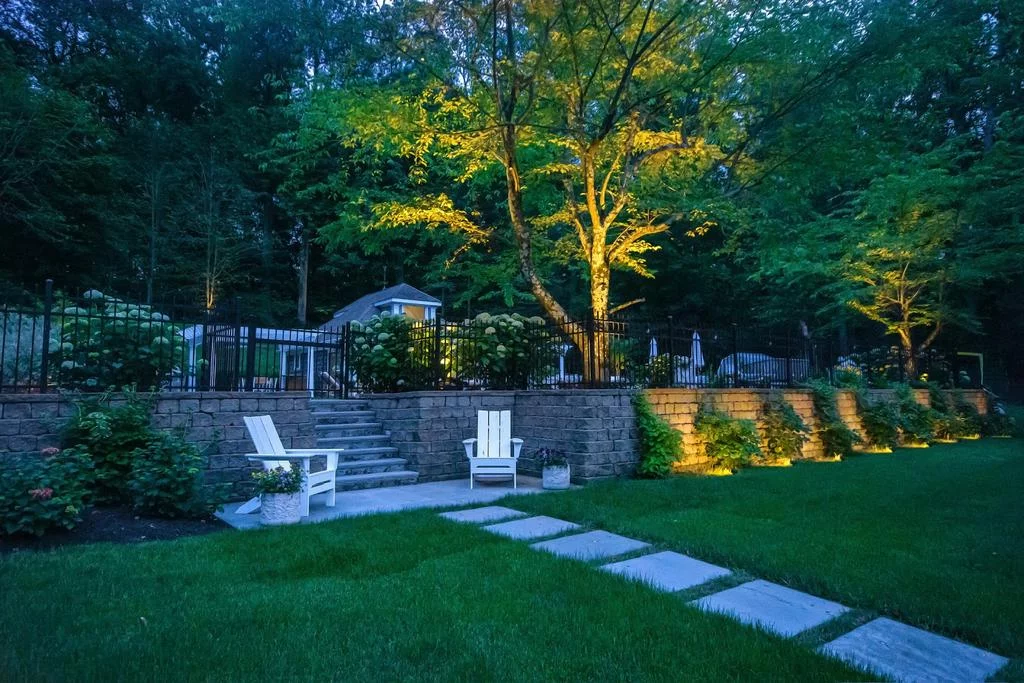 Гармоничная интеграция освещения в ландшафт загородного участка с подсветкой дорожек и архитектурных элементов