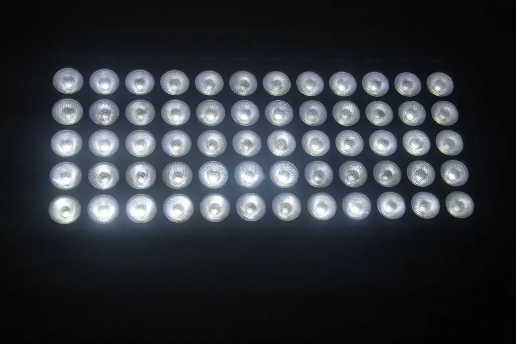 Масштабный проект уличного светодиодного освещения в китайском городе с цветными RGBW светильниками