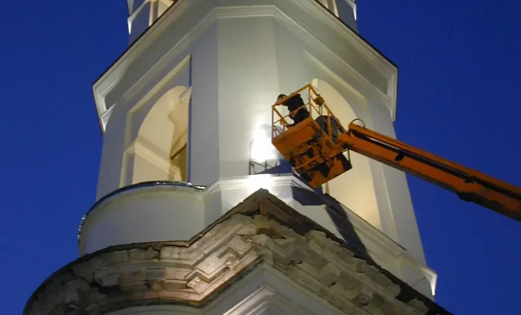 Профессиональный монтаж фасадного освещения с соблюдением всех норм безопасности и технических требований