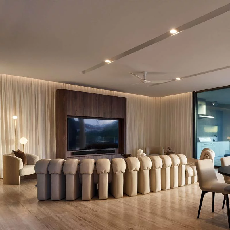 Акцентное освещение архитектурных элементов фасада загородного дома с выделением декоративных деталей