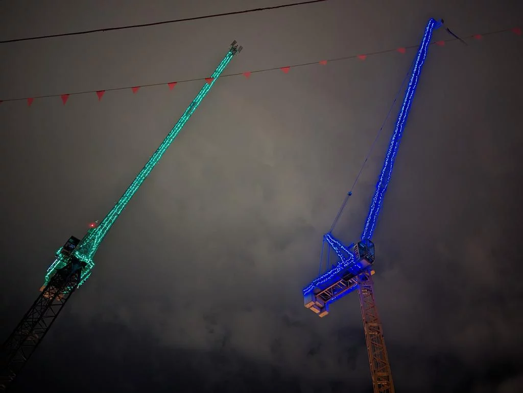 Пример освещения башенного крана Освещение башенного крана — Outline Christmas Lighting Ltd. - пример профессиональной подсветки строительной техники с использованием современных световых технологий