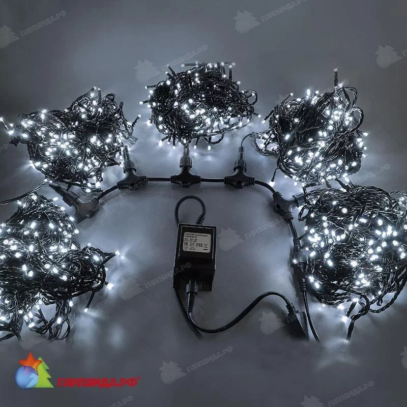 Гирлянда Спайдер 100м с холодным белым светом на крупном дереве - демонстрация радиального эффекта свечения