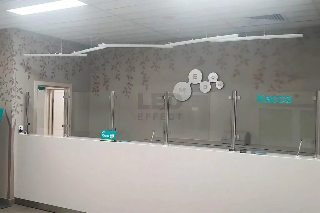 Современное умное освещение в медицинском учреждении с регулируемой цветовой температурой и интенсивностью