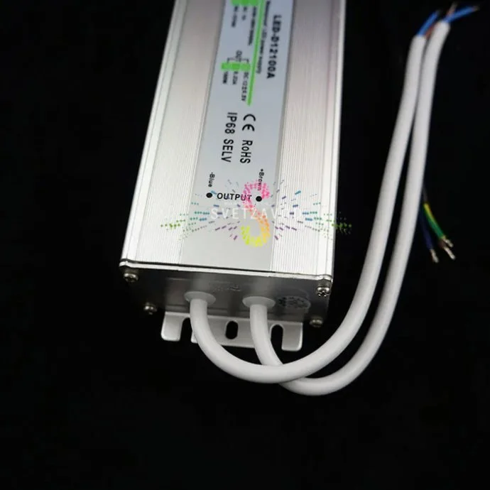 Детальное фото влагозащищенного блока питания 24В 150W IP68 в металлическом корпусе, с указанием входного (220В) и выходного (24В) напряжения.