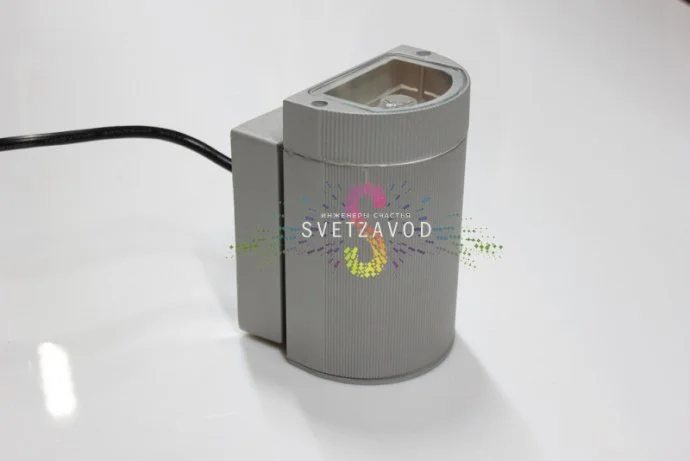 Крупный план светодиодного прожектора SLP-229 серого цвета с металлическим корпусом, стеклянным рассеивателем и накладным креплением.