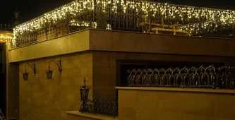 Украшение крыши дома гирляндой "Бахрома"