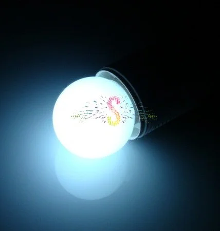 Крупный план декоративной LED-лампы Е27 с 5 диодами SMD2835, белая матовая колба, цоколь E27, холодное свечение 7000K