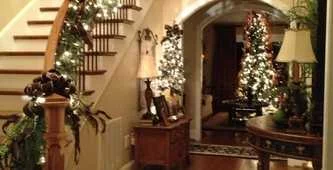 Новогодняя гирлянда на лестнице