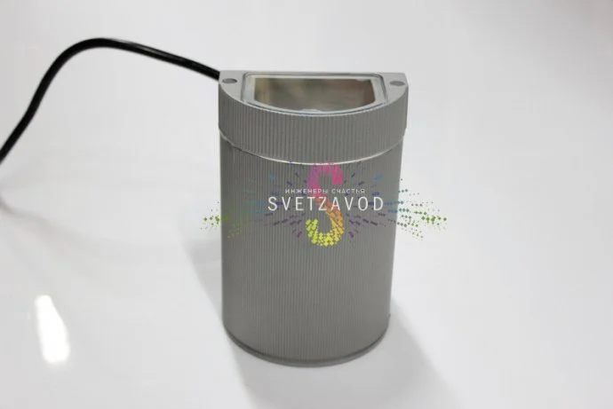 Крупный план светодиодного прожектора SLP-229 серого цвета с металлическим корпусом, стеклянным рассеивателем и накладным креплением.