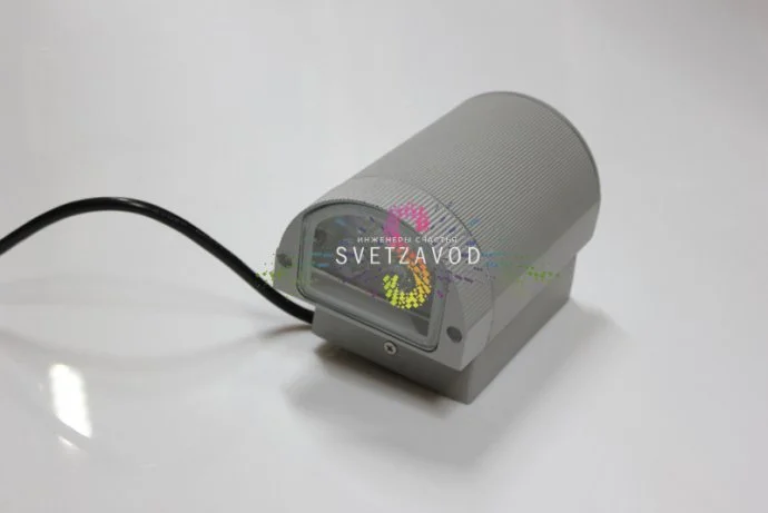 Крупный план светодиодного прожектора SLP-229 серого цвета с металлическим корпусом, стеклянным рассеивателем и накладным креплением.