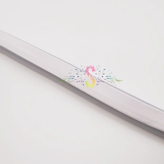 Крупный план светящегося двухстороннего гибкого неона LED Neon Flex прямоугольного сечения 8х16 мм с матовой силиконовой оболочкой