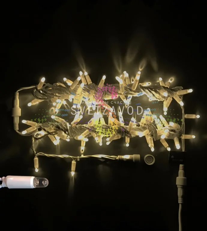 Детальное фото гирлянды-нити Стринг Лайт Rich Led: белый ПВХ провод, светодиоды с защитными колпачками, расстояние 10 см.